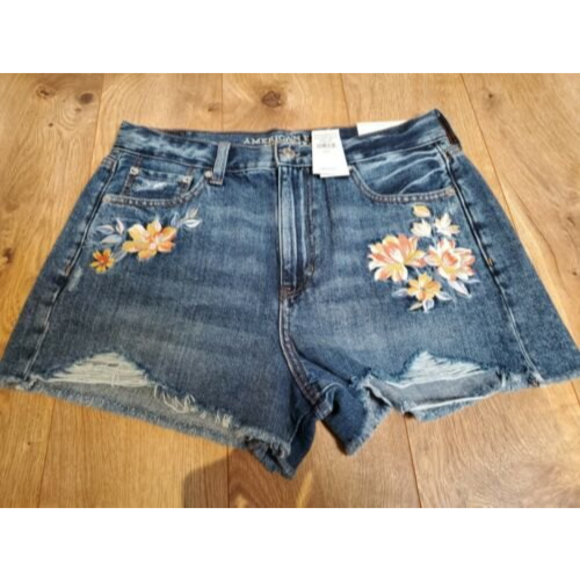 NWT $55 American Eagle Floral Embroidered Mom Jean Shorts Size 8 High Rise - Picture 1 of 6